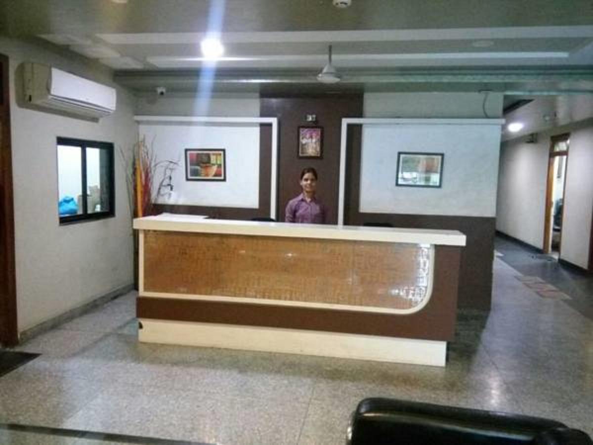 Hotel Shree Pushpak Raigarh Kültér fotó